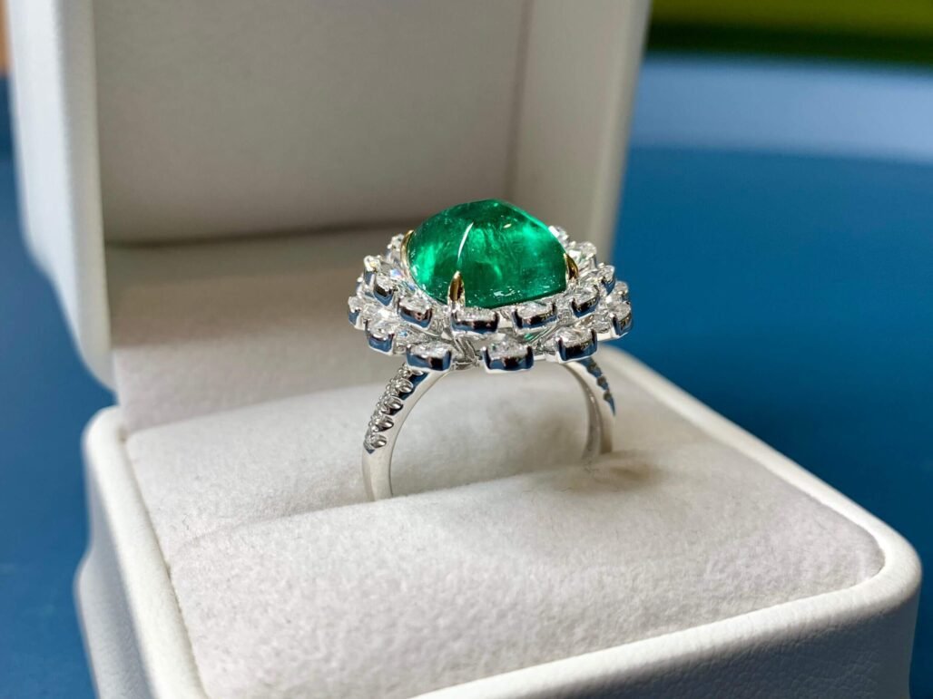 Daisy-Inspired Ring with Vivid Green Emerald & Diamond Petals – 18K White Gold