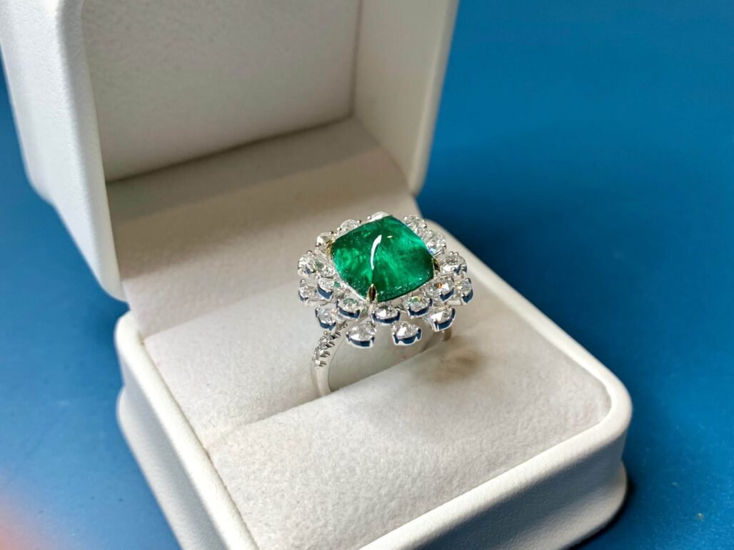 Daisy-Inspired Ring with Vivid Green Emerald & Diamond Petals – 18K White Gold