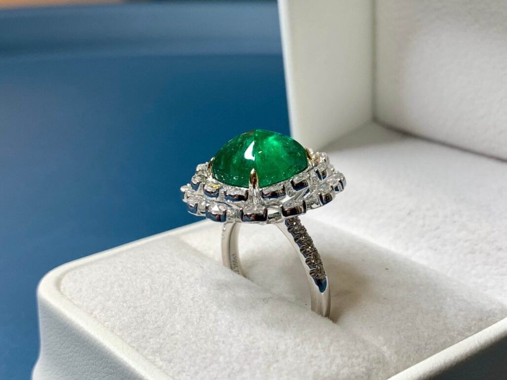 Daisy-Inspired Ring with Vivid Green Emerald & Diamond Petals – 18K White Gold