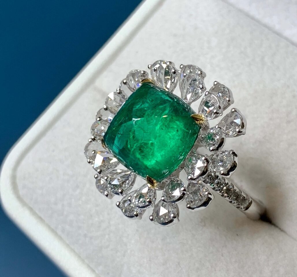 Daisy-Inspired Ring with Vivid Green Emerald & Diamond Petals – 18K White Gold