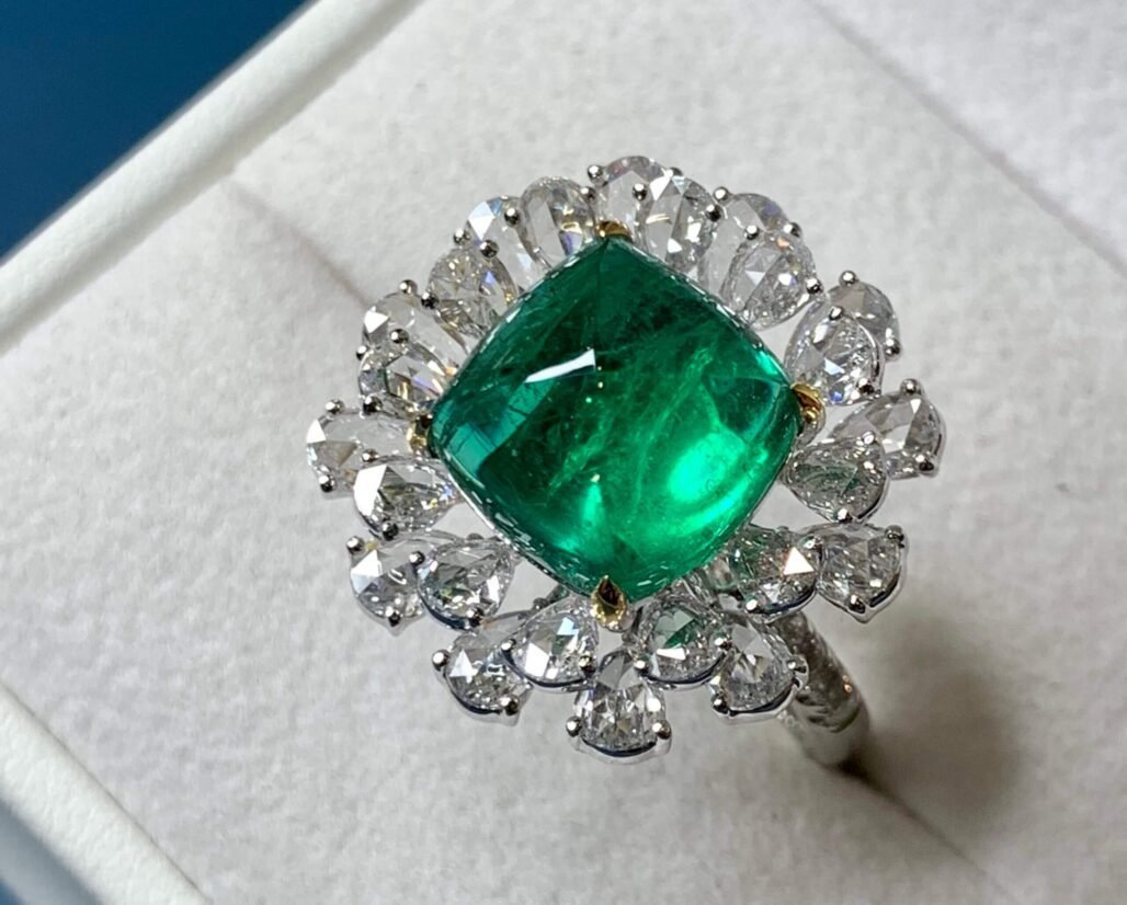 Daisy-Inspired Ring with Vivid Green Emerald & Diamond Petals – 18K White Gold