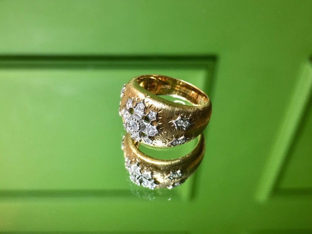 Bucciolati-Inspired Ring – 18K Gold with Diamond Flower Design