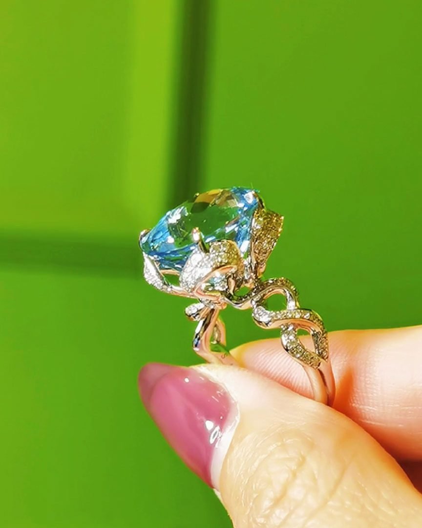 Santa Maria Aquamarine Ring - 9.55ct Vivid Blue Cushion Cut (Ribbon Design)