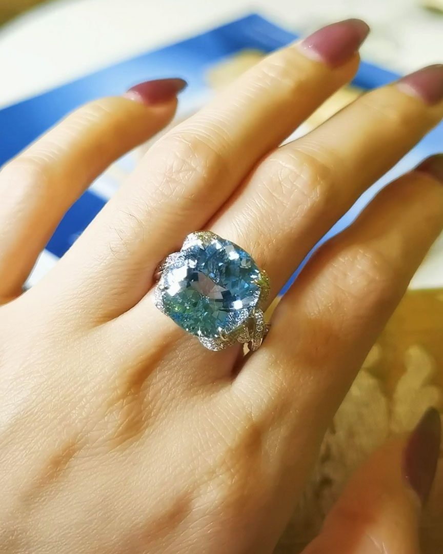 Santa Maria Aquamarine Ring - 9.55ct Vivid Blue Cushion Cut (Ribbon Design)