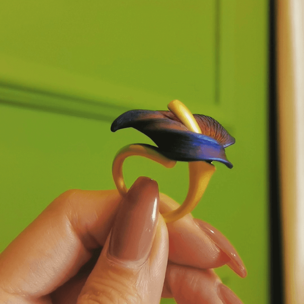 Indigo Gold Tail Feather Ring – A Visual Feast of Elegance and Color