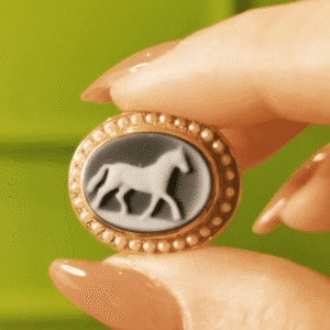 "German Agate Cameo Pendant in 18K Gold — Handcrafted Antique-Inspired Couple Jewelry"