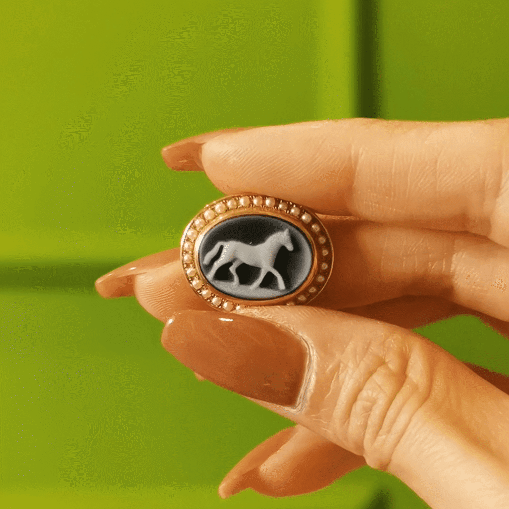 "German Agate Cameo Pendant in 18K Gold — Handcrafted Antique-Inspired Couple Jewelry"