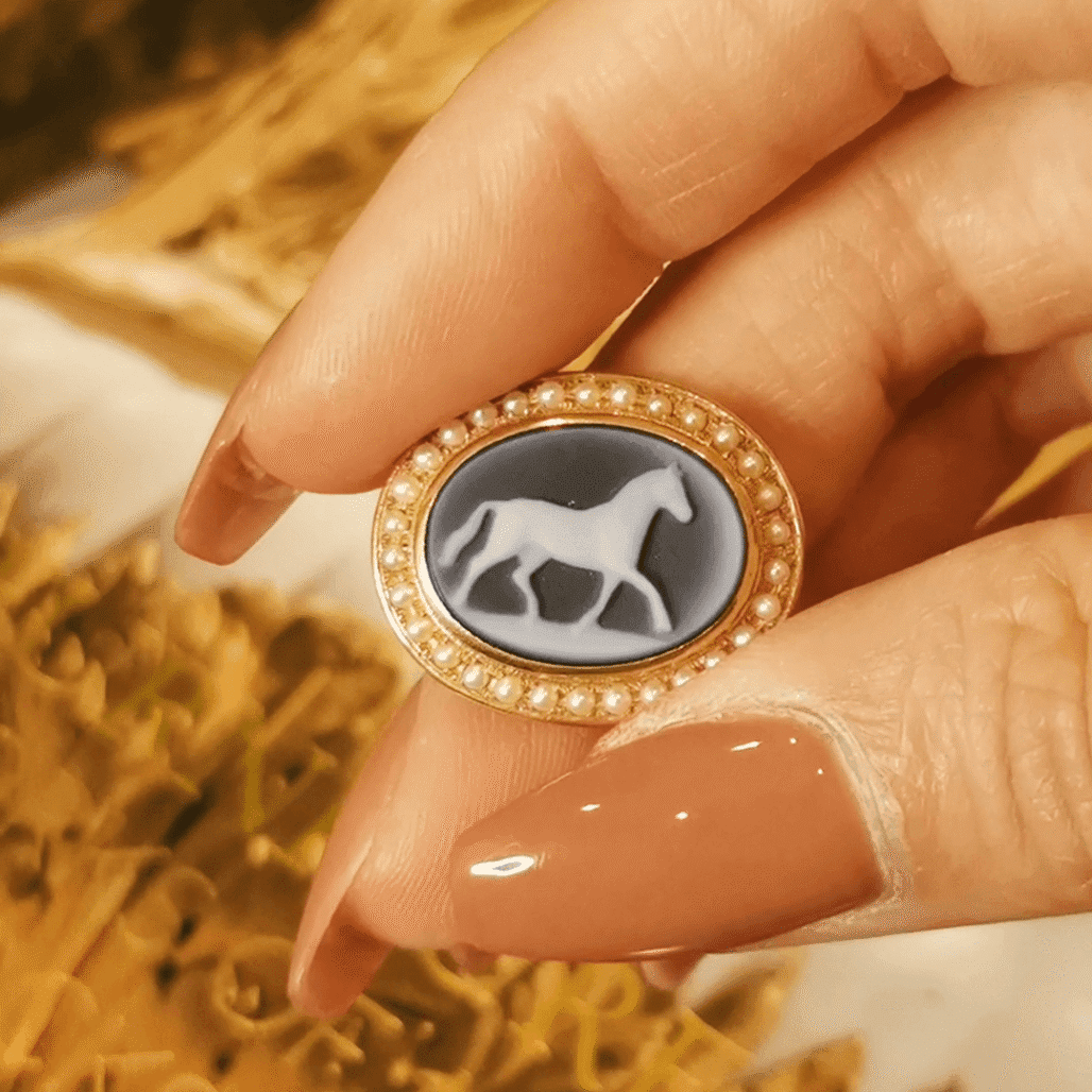 "German Agate Cameo Pendant in 18K Gold — Handcrafted Antique-Inspired Couple Jewelry"