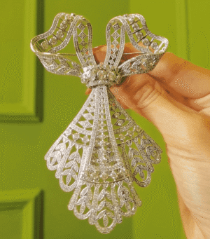 Edwardian Lace Ribbon Brooch – Vintage-Inspired Movable Design in 925 Silver Gilding
