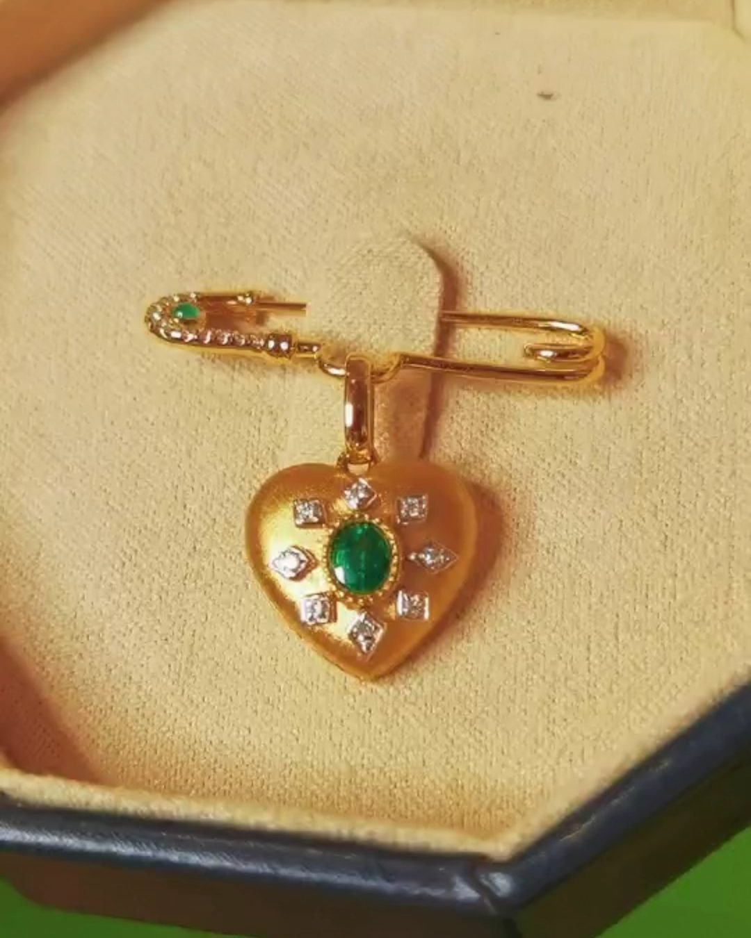 18k Gold Emerald Heart Safety Pin Brooch - Diamond Accents (Trendy Style)