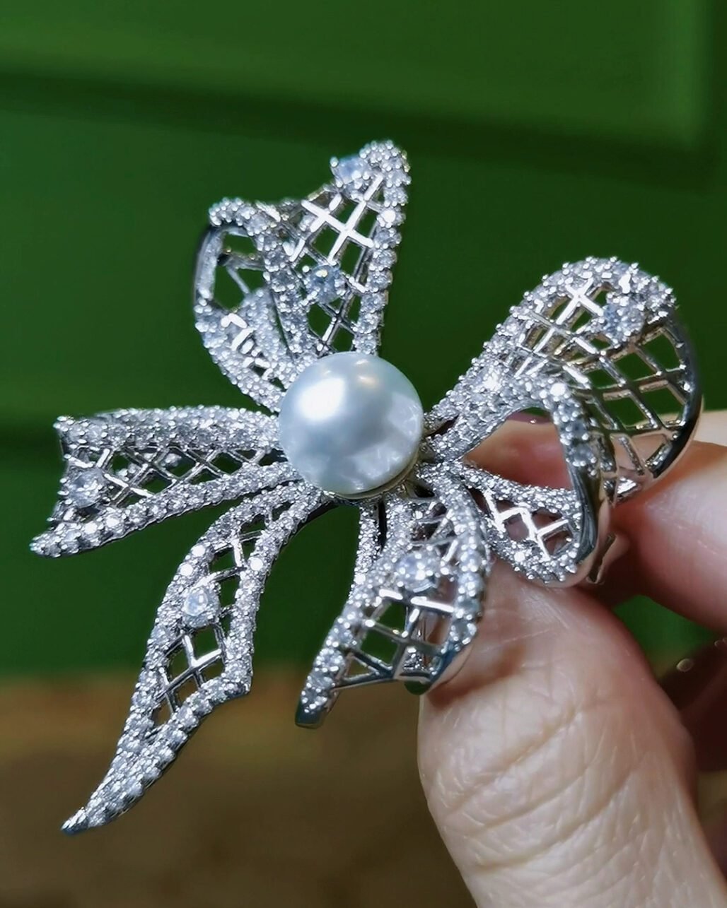 Victorian Lace Ribbon Brooch - Blue-Silver South Sea Pearl (Convertible Pendant)